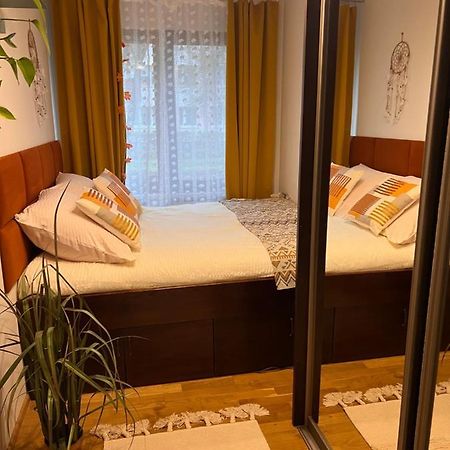 Yellow Apartment Airport Galeria Mokotow Netflix ワルシャワ エクステリア 写真