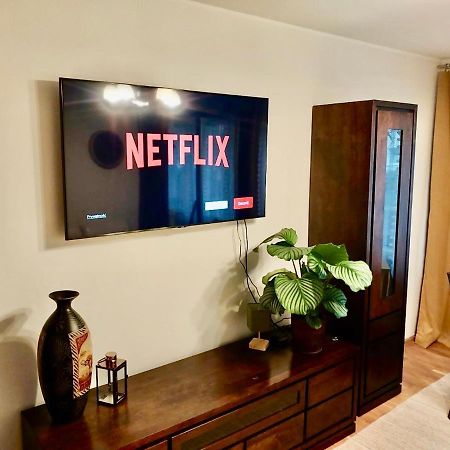 Yellow Apartment Airport Galeria Mokotow Netflix ワルシャワ エクステリア 写真