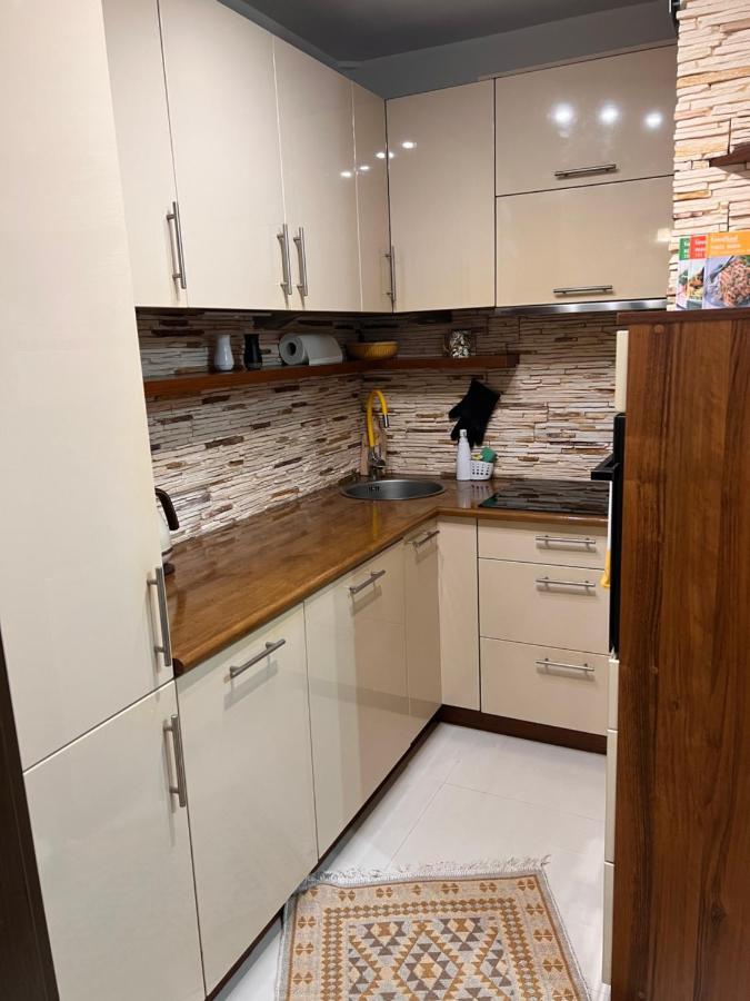 Yellow Apartment Airport Galeria Mokotow Netflix ワルシャワ エクステリア 写真