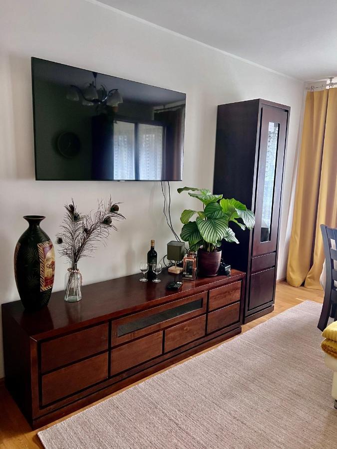 Yellow Apartment Airport Galeria Mokotow Netflix ワルシャワ エクステリア 写真
